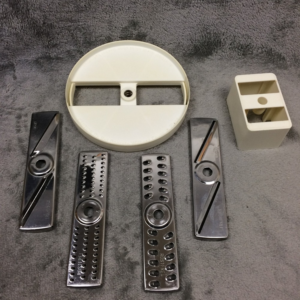 Bosch Universal UM3 Replacement Mounting‎ Disc and 4 Slicer Shredder Blades